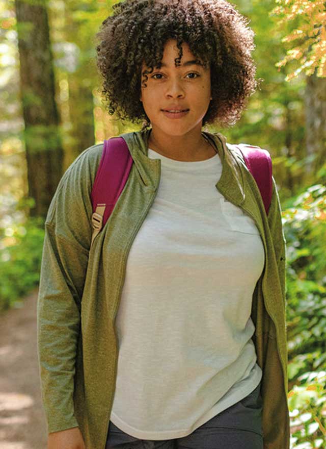 Femme qui porte un manteau north face taille plus pour femme